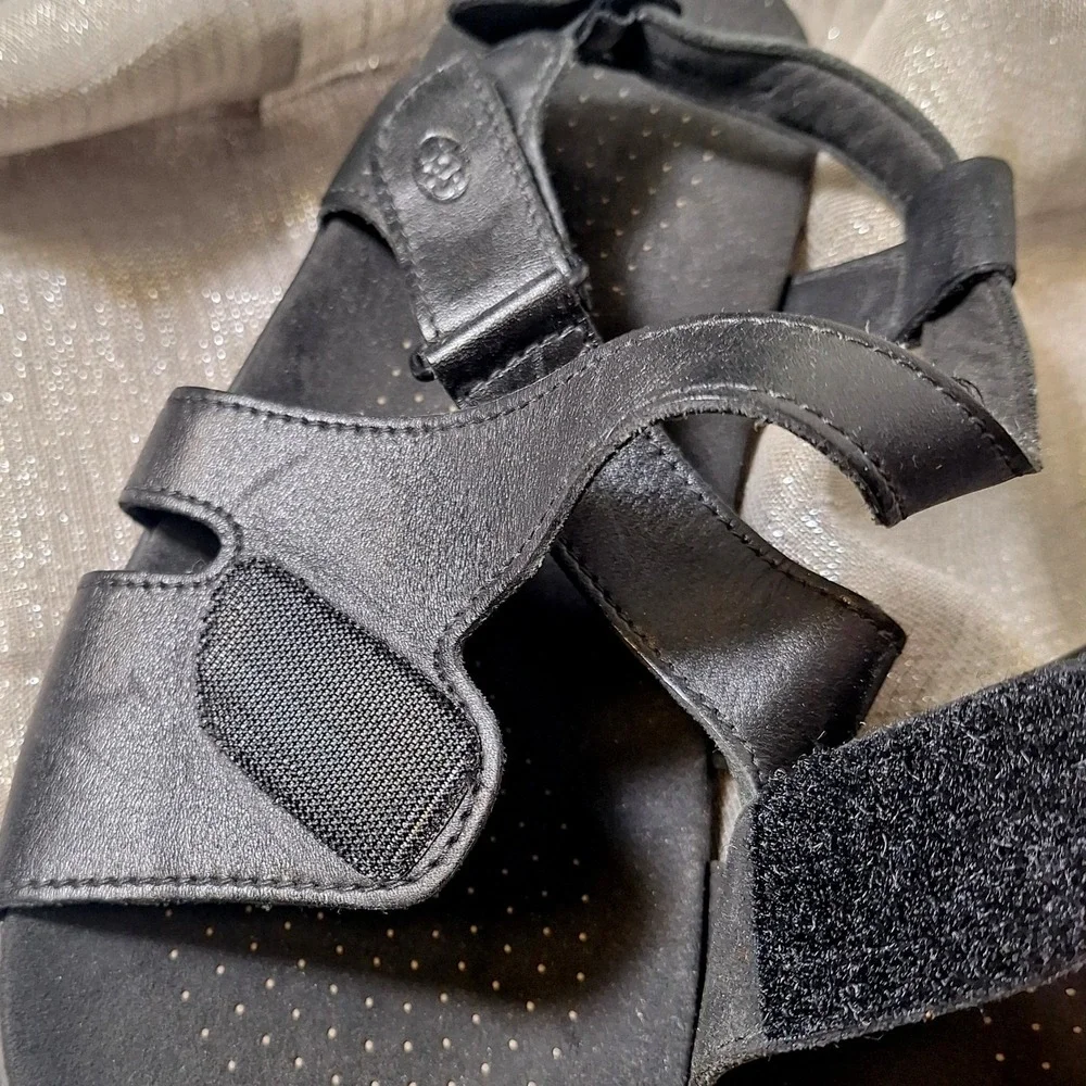 SAS 11.5 W Black Leather Sandal Huggy Adjust Cross Strap Flat Comfort 11 1/2 Wid